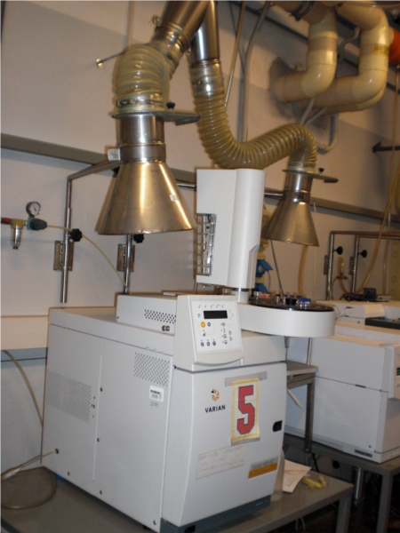 gas chromatographer with autosampler and fume aspirator