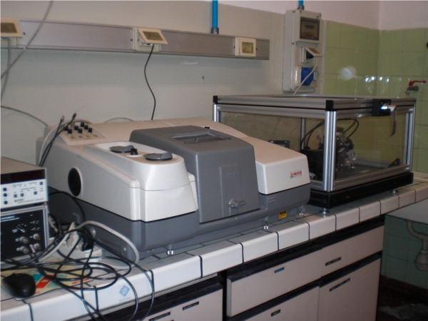 FT-IR spectrometer and sealed compartment