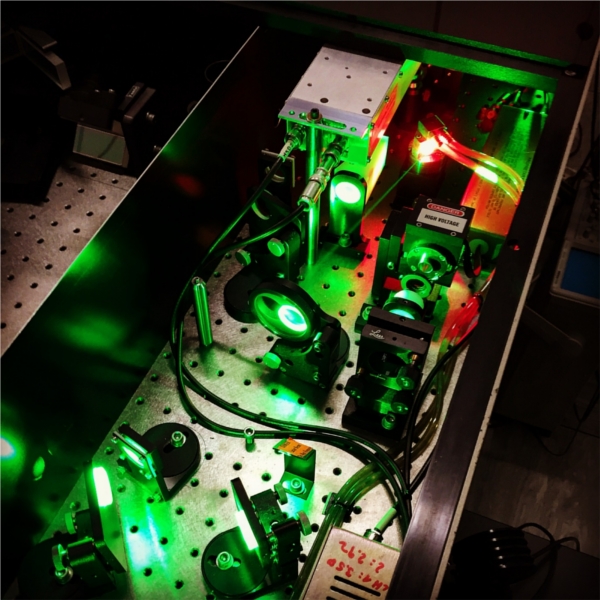 optical bench for frequency resolved multi-purposes spectroscopies with green laser radiation 